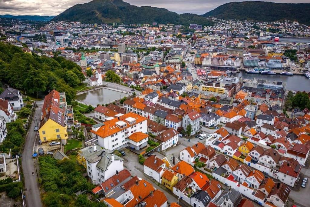Leilighet I Bergens Vakreste Gate - Nydelig Utsikt Over Innseilingen Til Bergen! Exteriör bild