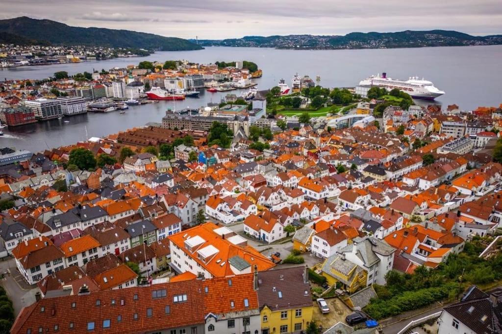 Leilighet I Bergens Vakreste Gate - Nydelig Utsikt Over Innseilingen Til Bergen! Exteriör bild