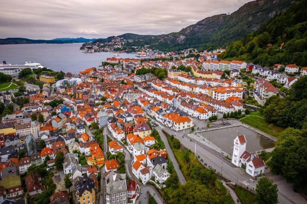 Leilighet I Bergens Vakreste Gate - Nydelig Utsikt Over Innseilingen Til Bergen! Exteriör bild